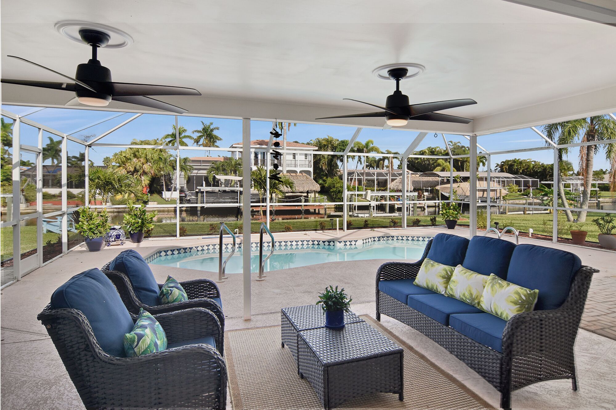 CAPE CORAL SW Spa-Like Retreat on Canal! Lg Screened in Pool 5 min to fun food!