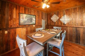 Dining - Newly Remodeled Private Cabin - Hot Tub, Firepit, Video Arcade Game (Sevierville)