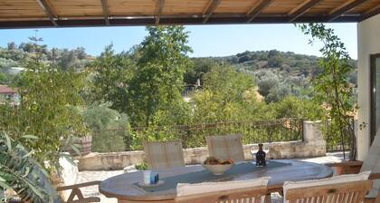 QUIET STONE COUNTRYHOUSE IN CRETE CENTRAL