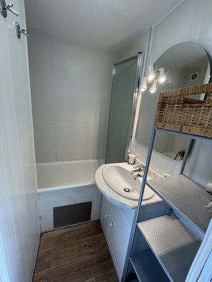 Badewanne, Haartrockner, Toilettenpapier