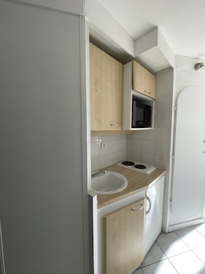 Kühlschrank, Mikrowelle, Herdplatte, Wasserkocher mit Kaffee-/Teezubehör