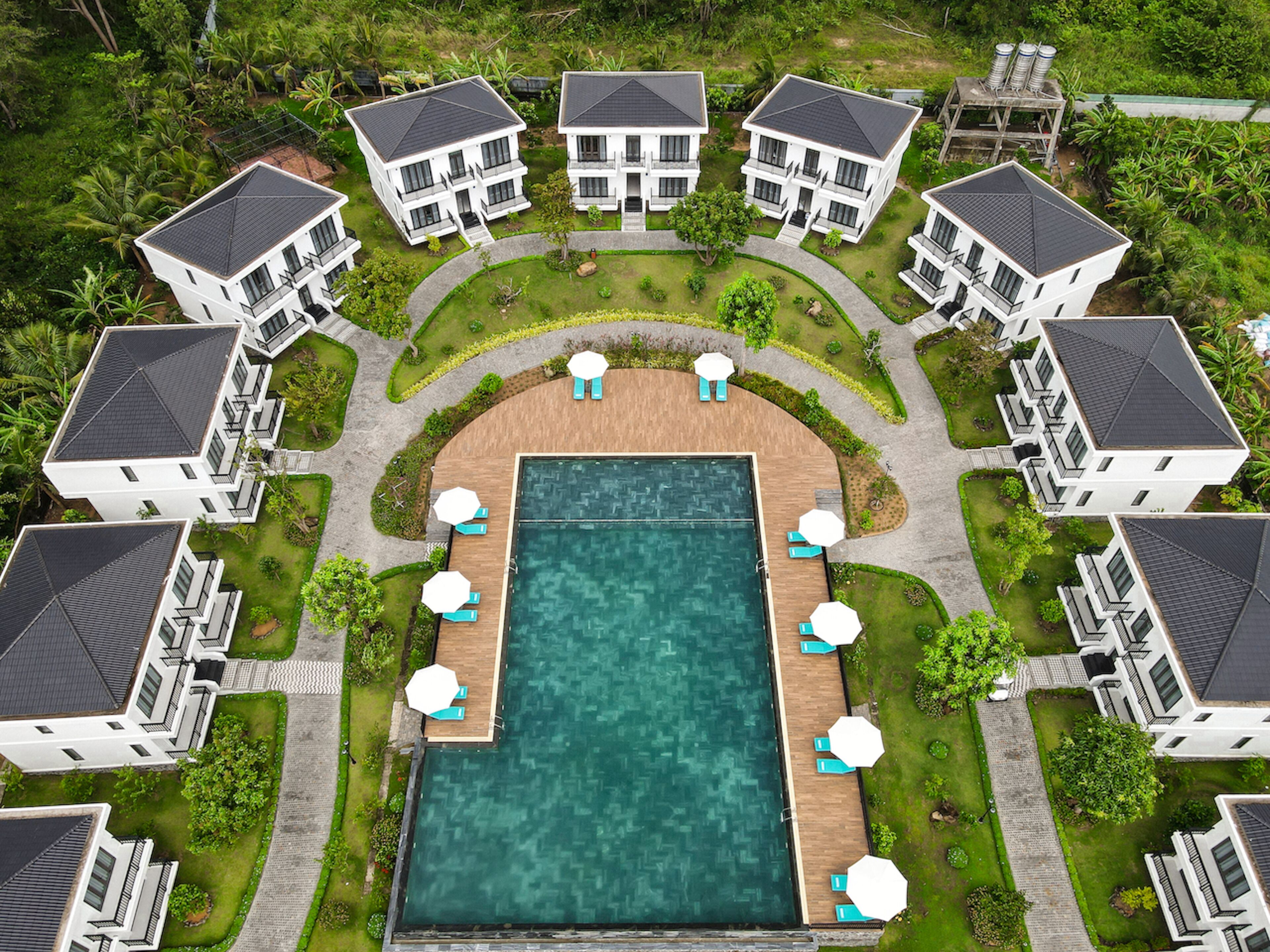 Piscine extérieure, chaises longues