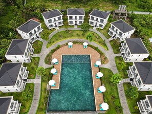 Outdoor pool, sun loungers - DAD RESORT (Phu Quoc)
