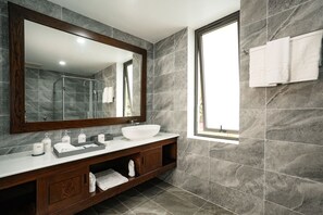 Shower, rainfall showerhead, eco-friendly toiletries, hair dryer - DAD RESORT (Phu Quoc)