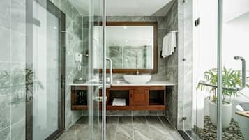 Suite Pool View | Bathroom | Shower, rainfall showerhead, eco-friendly toiletries, hair dryer