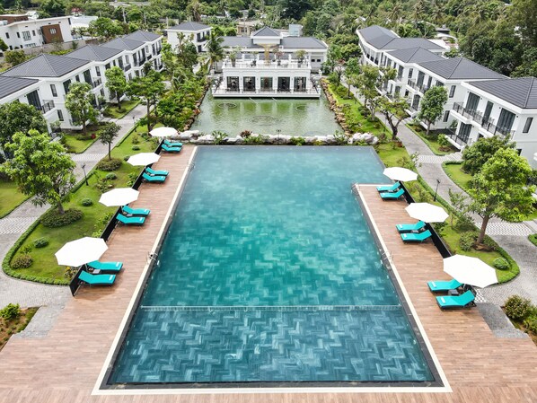 Kolam renang outdoor, dengan kursi berjemur