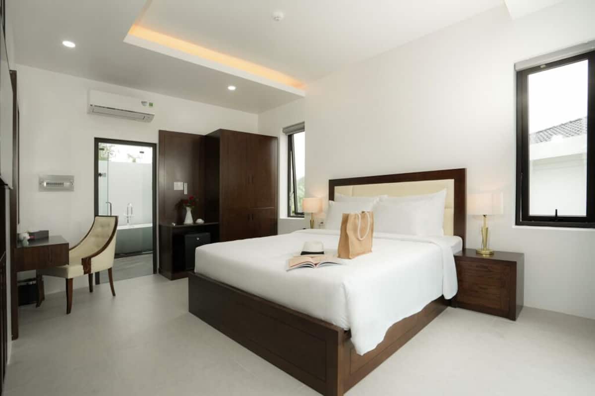 Minibar, meja kerja, Wi-Fi gratis, dan seprai linen