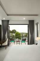 Premier Pool View | Minibar, desk, free WiFi, bed sheets