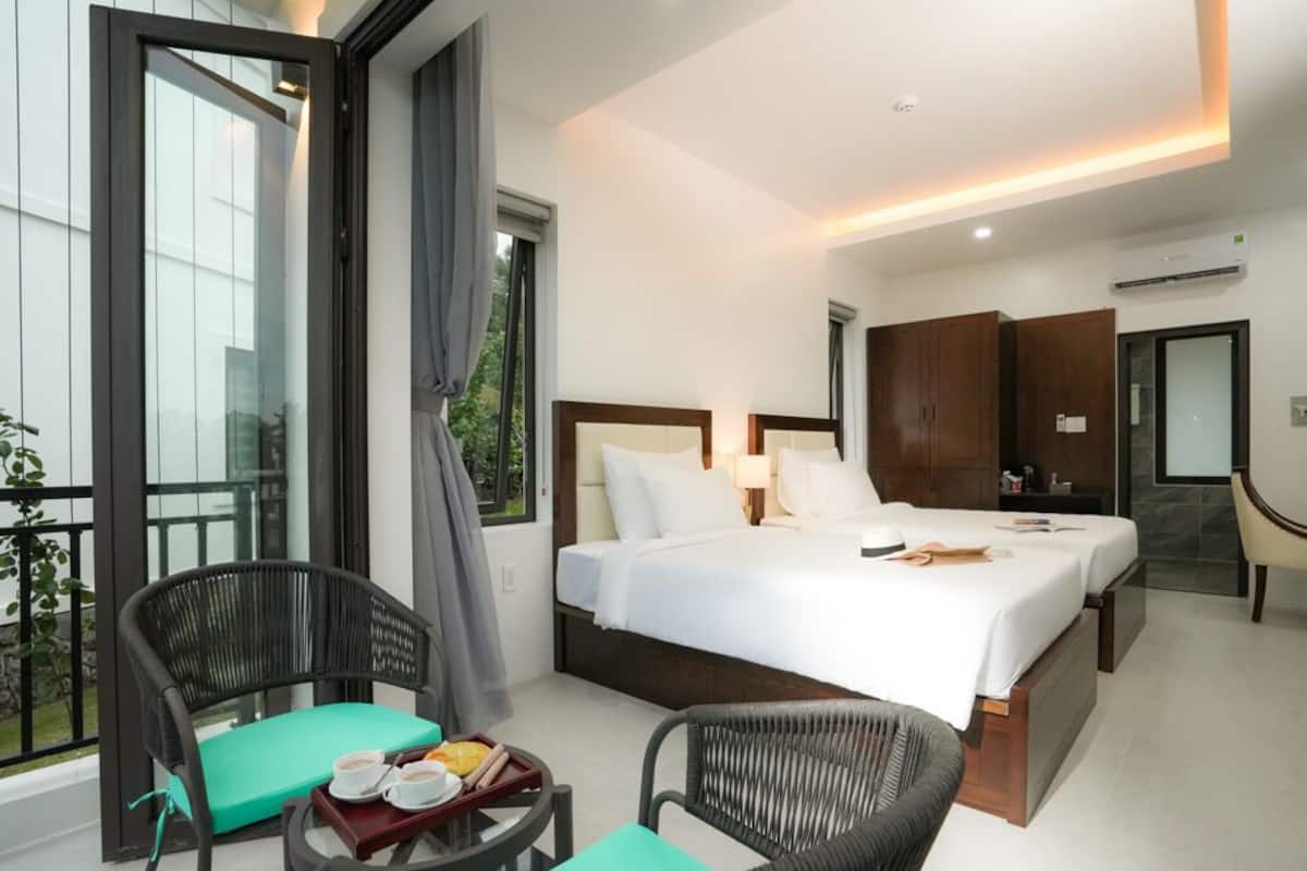 Minibar, meja kerja, Wi-Fi gratis, dan seprai linen