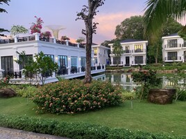 Minibaari, työpöytä, ilmainen Wi-Fi, vuodevaatteet