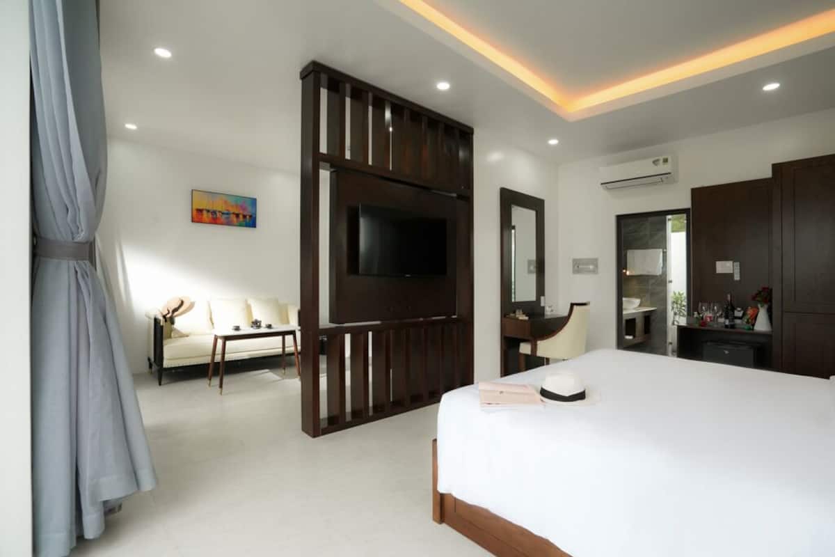 Minibar, meja kerja, Wi-Fi gratis, dan seprai linen