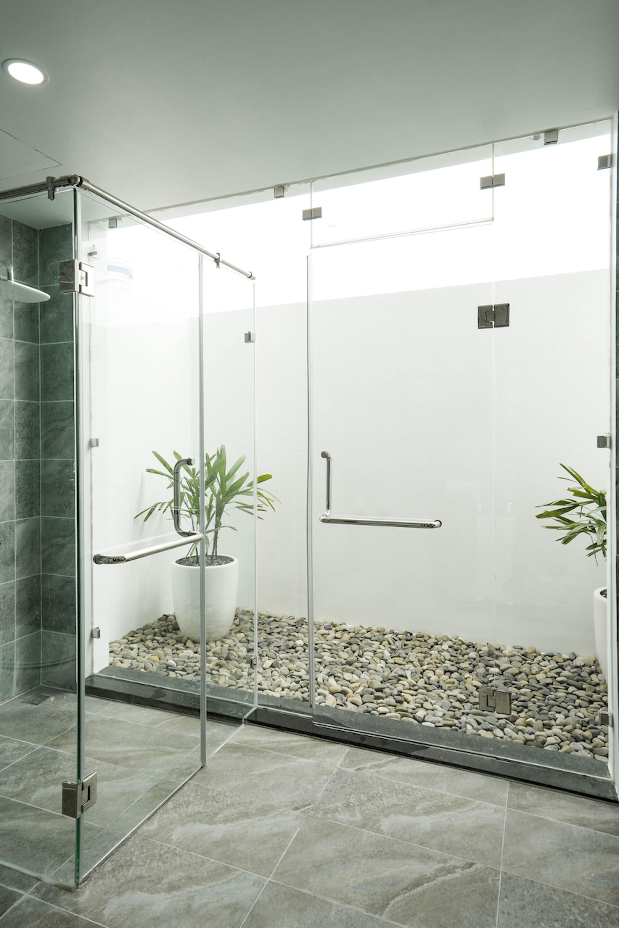 Habitación Premier con 1 cama doble o 2 individuales, vistas al jardín | Baño | Ducha y cabezal de ducha tipo lluvia