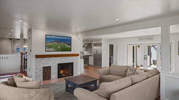 Una televisión, una chimenea, una oficina