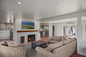 TV, fireplace, offices - Iaorana: Newly remodeled luxury 4 bedroom with Ocean Views (Carmel)