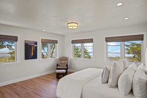 4 bedrooms, desk, iron/ironing board, travel cot