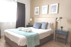 2 habitaciones, escritorio y tabla de planchar con plancha 