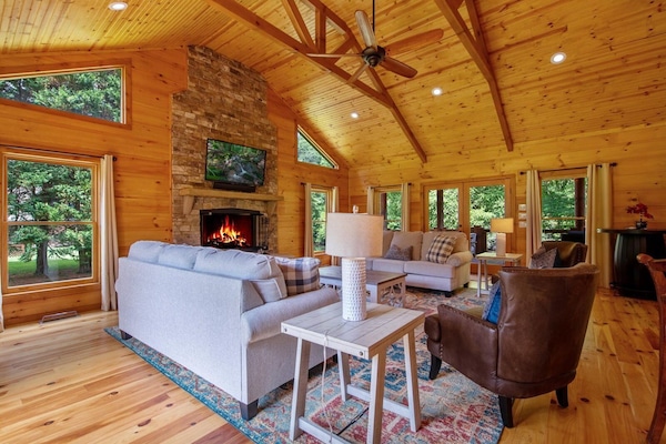 Een televisie en een open haard