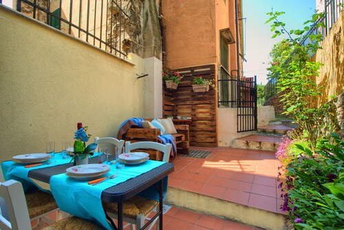 House 2 steps from the sea with private patio
