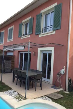 تناول الطعام بالخارج