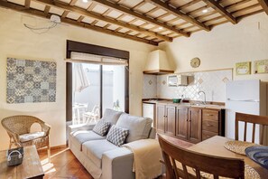 Una televisión, una chimenea