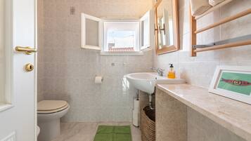 Douche, sèche-cheveux, serviettes fournies