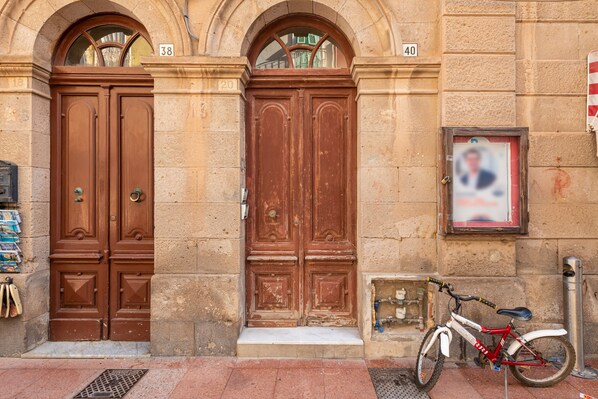 Exterior detail - Holiday Accommodation 'L'Appartamento nel Corso' with Wi-Fi (Carloforte)