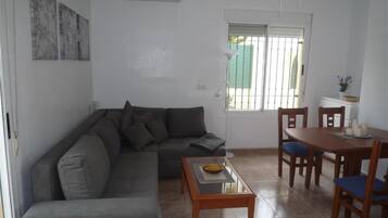 Een televisie, een open haard en een dvd-speler