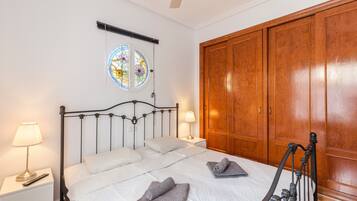 2 bedrooms, iron/ironing board, free WiFi, bed sheets