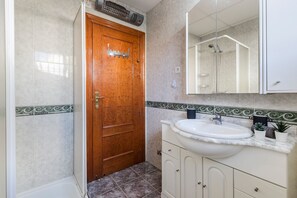 Shower, hair dryer, towels - Holiday Home 'Sueño' with Mountain View, Wi-Fi and Air Conditioning (Mazarron)