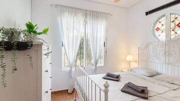 2 slaapkamers, een strijkplank/strijkijzer, gratis wifi, beddengoed