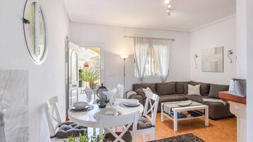 Een televisie en een open haard