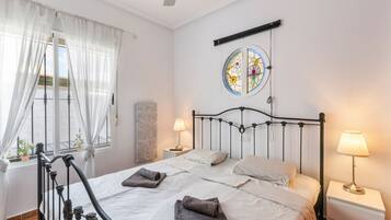 2 chambres, fer et planche à repasser, Wi-Fi gratuit, draps fournis