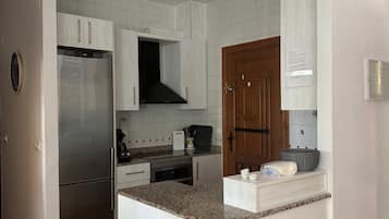 Een koelkast, een magnetron, een oven, een kookplaat