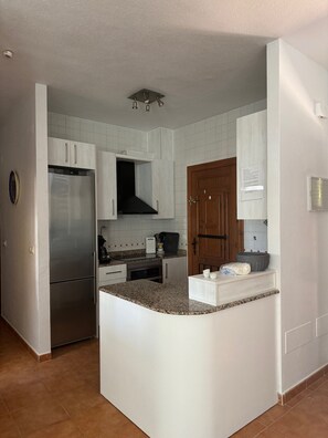 Fridge, microwave, oven, stovetop - Holiday Home 'Villa Casa del Sol' with Mountain View, Pool and Wi-Fi (Mazarrón)