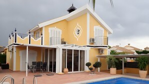 Un bâtiment à deux étages doté d’une piscine, d’un patio couvert et d’un balcon.