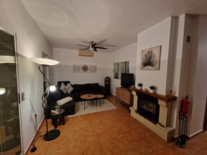 TV, fireplace - Holiday Home 'Villa Casa del Sol' with Mountain View, Pool and Wi-Fi (Mazarrón)