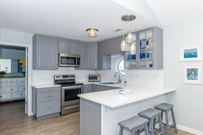 Réfrigérateur, four à micro-ondes, un four, surface de cuisson