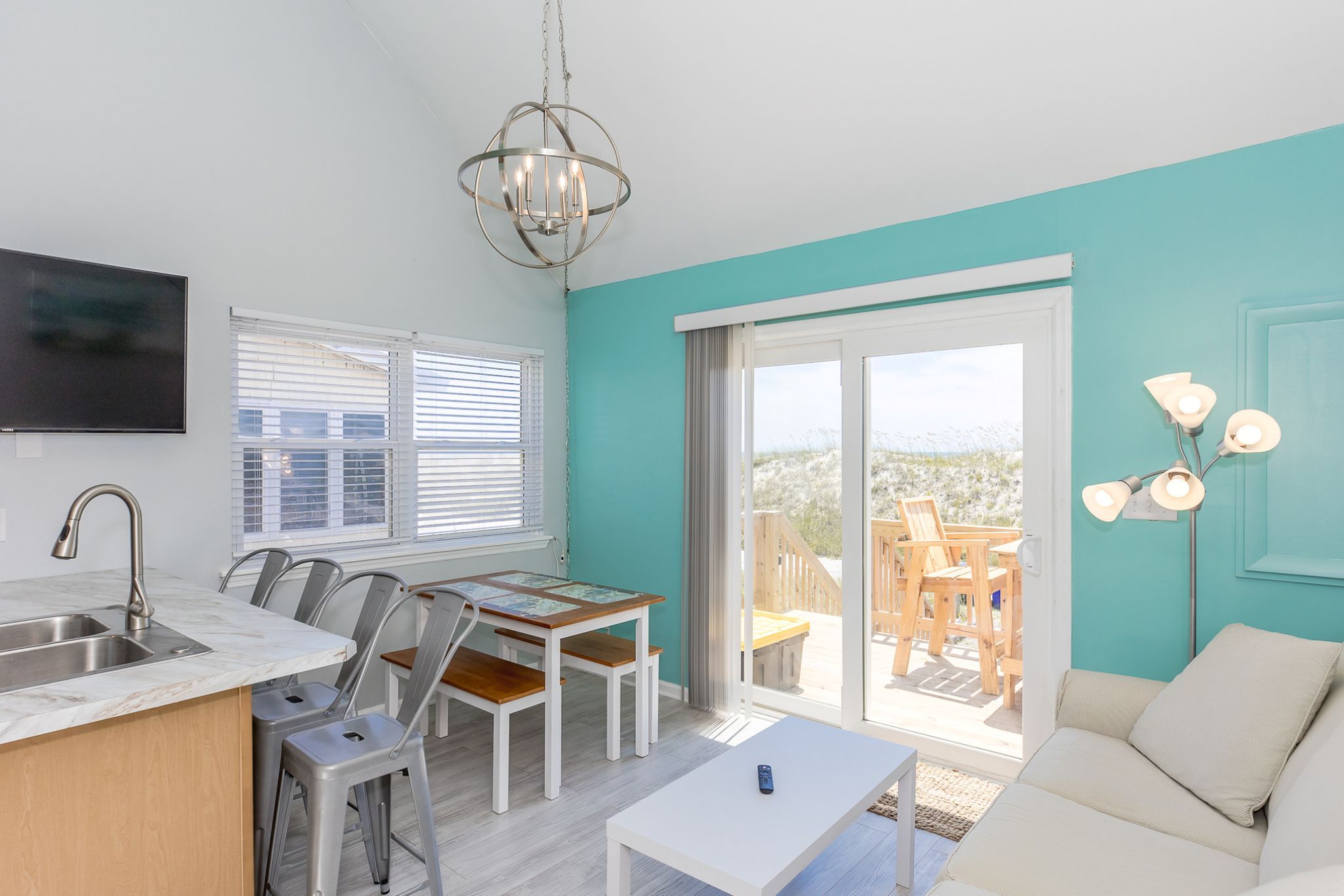 Una cocina moderna con comedor, sofá y balcón con vistas.