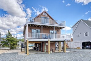 Un bâtiment à deux étages doté d’un balcon, d’une enseigne indiquant « EN PAUSE » et d’un garage en arrière-plan.
