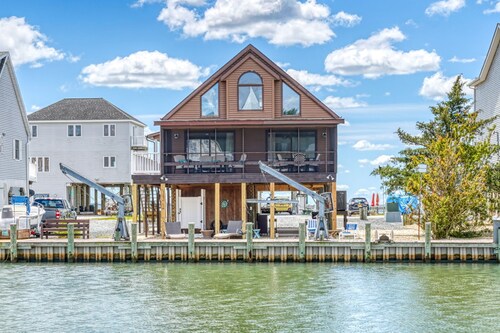 Off Duty | Waterfront, Dock & Boat Lift, Screened Porch, Tiki Bar + Community Pools, Pet Friendly