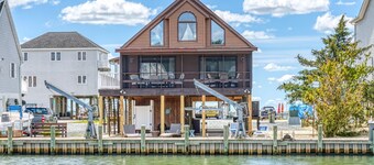 Off Duty | Waterfront, Dock & Boat Lift, Screened Porch, Tiki Bar + Community Pools, Pet Friendly