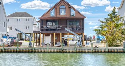 Off Duty | Waterfront, Dock & Boat Lift, Screened Porch, Tiki Bar + Community Pools, Pet Friendly