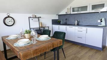 Kühlschrank, Mikrowelle, Herdplatte, Geschirrspüler