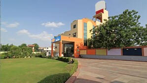 Un edificio moderno con un letrero que indica un hotel.
