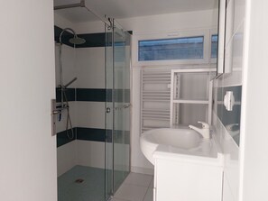 Dusch, hårtork, handdukar och toalettpapper