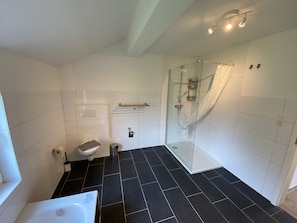 Family House, 4 Bedrooms, Non Smoking, Garden View | Bathroom shower - Ferienhaus am Seedeich (Emden)