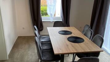 Familie huis, 4 slaapkamers, niet-roken, uitzicht op tuin | Privékeuken | Een koelkast, een magnetron, een oven, een kookplaat