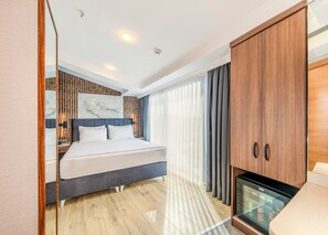 Minibar, in-room safe, desk, laptop workspace - Hamitbey Hotel (Istanbul)