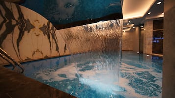 Piscine couverte, accès possible de 12 h 00 à 22 h 00, chaises longues