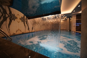 Piscina coperta, con ingresso dalle 12:00 alle 22:00, lettini